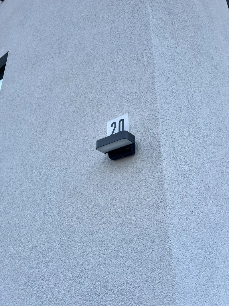 Installation der beleuchteten Hausnummer