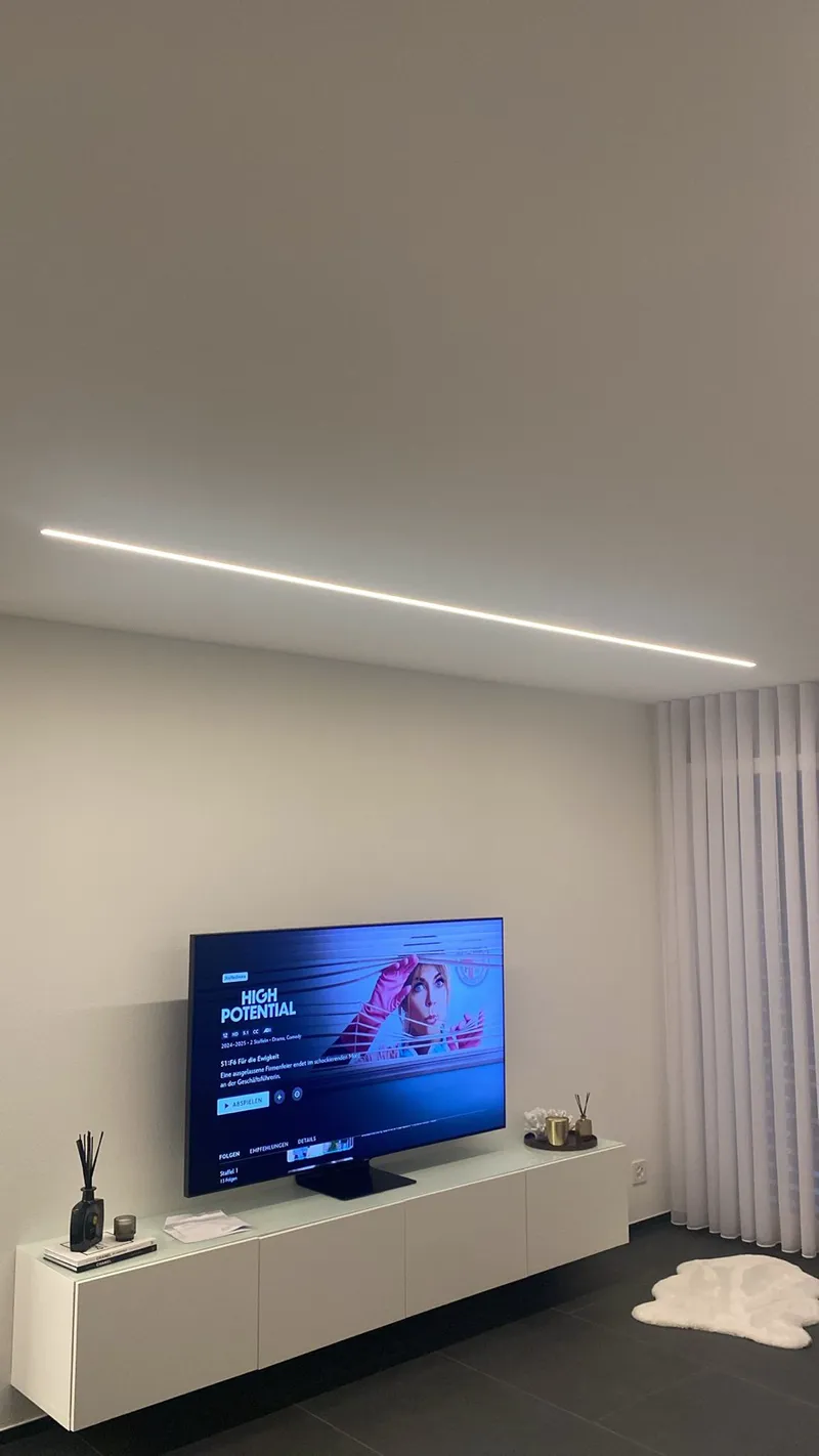 LED-Beleuchtung im Wohnzimmer beim Fernseher
