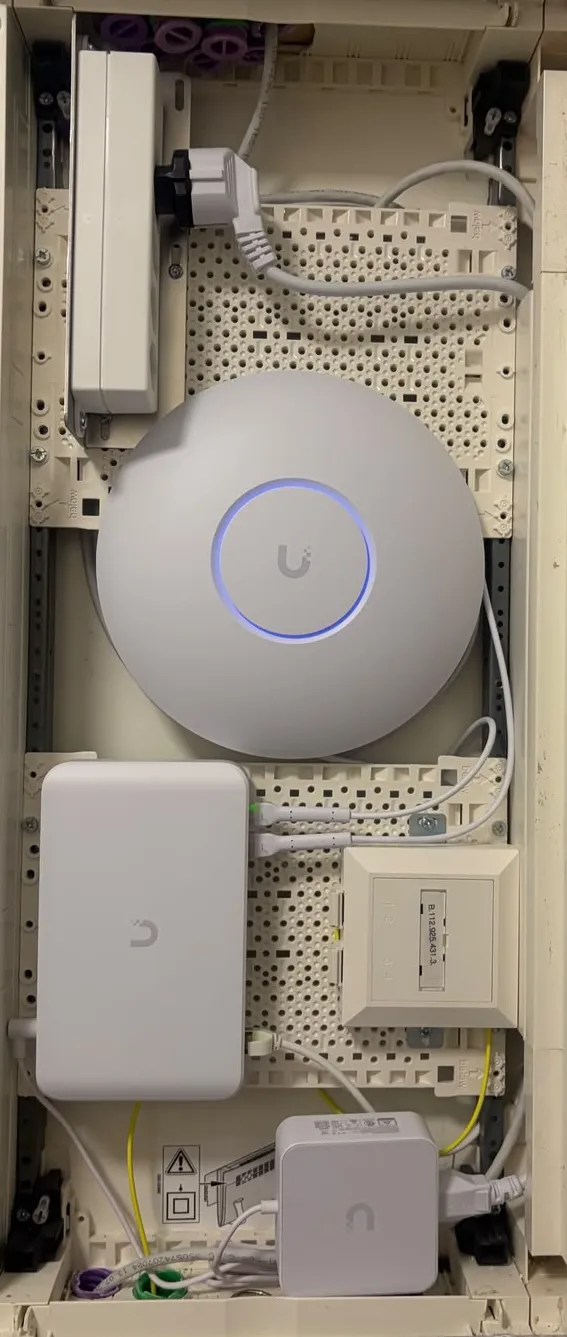 Unterverteilung Aufputz mit Router und Accesspoint