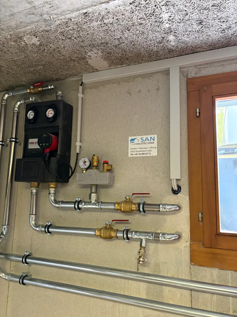 Aufputz-Installation Wärmepumpe