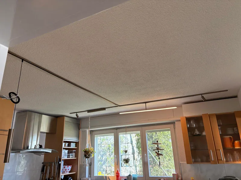 Lampeninstallation in der Küche