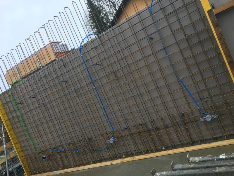 Rohbau-Installation in der Wand