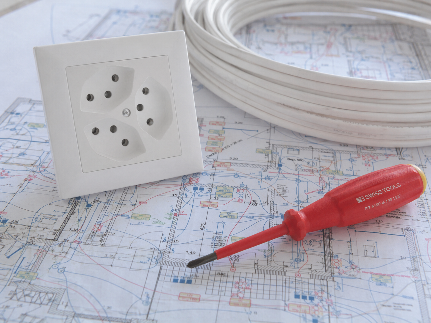 Bild eines Schraubenzieher, Elektroplan Steckdose und Kabel